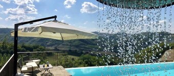 Fredet stenhus i Piemonte med infinity pool