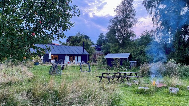 A rustic cabin with a metal roof, surrounded by tall grass and trees. - Artistic holiday home near Tisvilde Hegn (Vejby)