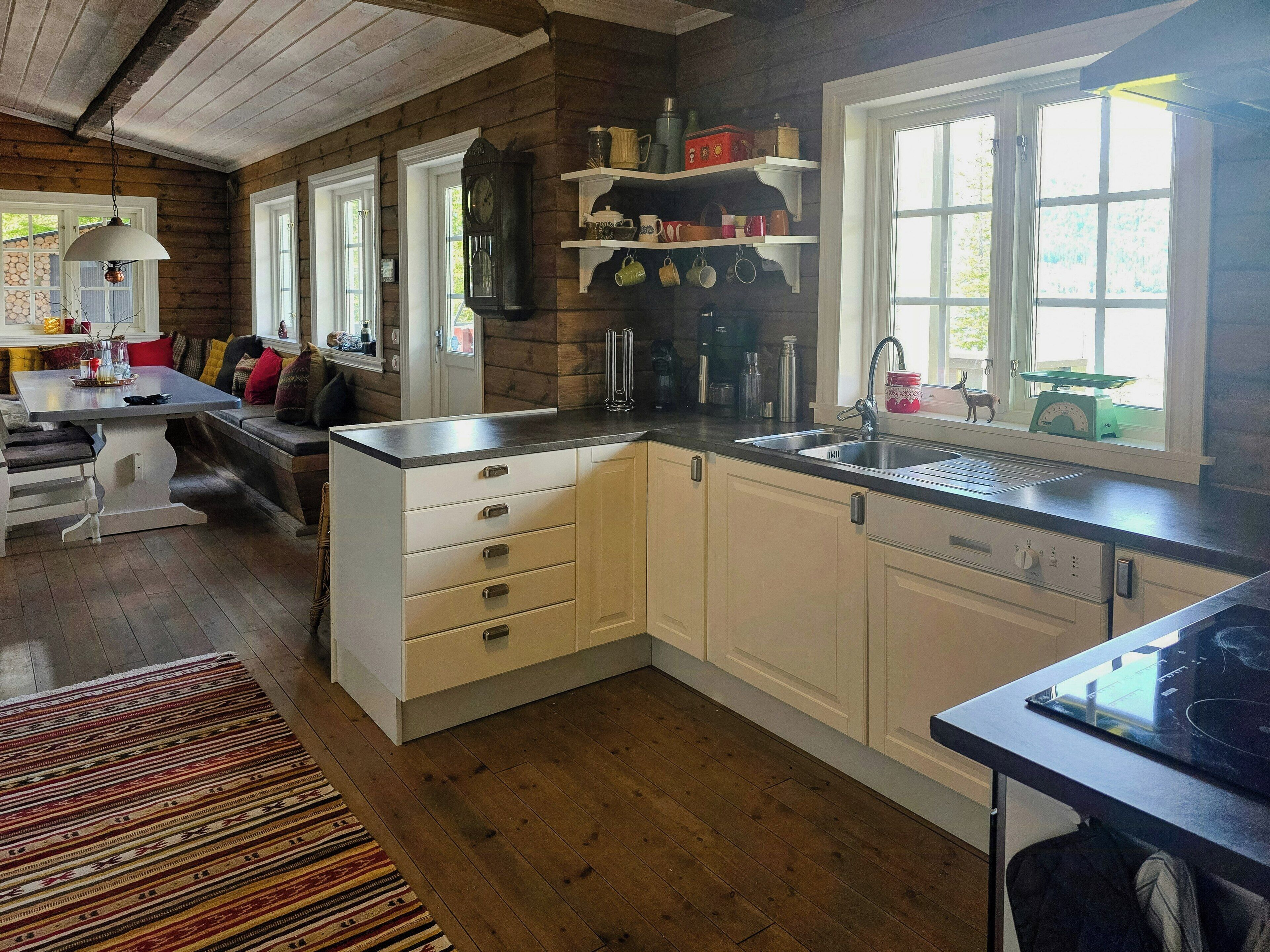 Microwave, oven, dishwasher, coffee/tea maker
