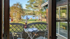 Outdoor dining - Cabin with lake views and jacuzzi in northern Sweden (Trehörningsjö)