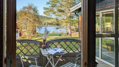 Outdoor dining. Cabin with lake views and jacuzzi in northern Sweden