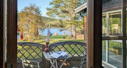 Cabin with lake views and jacuzzi in northern Sweden