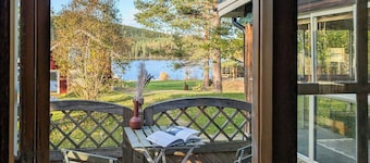 Hytte med utsikt over innsjøen og boblebad i Nord-Sverige