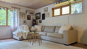 Una sala acogedora con un sofá, una mesita redonda y una chimenea.
