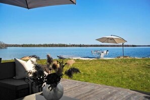 Terrace/patio - Cottage with beach plot, boat and jetty in Småland (Ör)