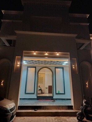 Exterior detail - Savadhani Place (Mathura)