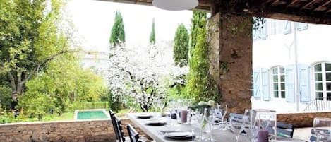 Outdoor dining