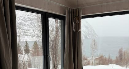 Nordlicht-Hütte in den Lyngsalpen am Fjord