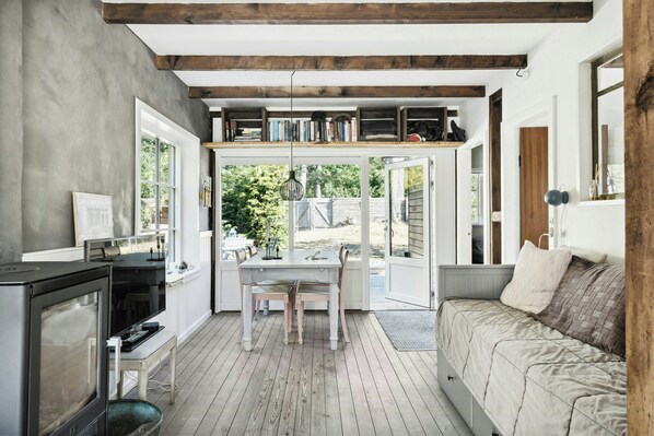 Ein gemütliches Interieur mit Essbereich, einer Couch und einem Fernseher.