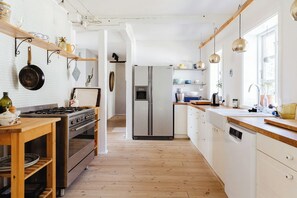 Een oven, een vaatwasser, een koffiezetapparaat/waterkoker