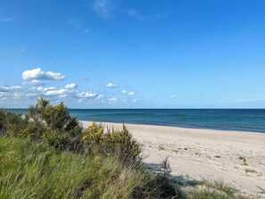 A beach with clear skies and calm waters. - Family house by Marielyst beach with large garden (Væggerløse)