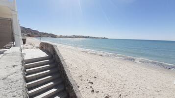 Plage, chaises longues