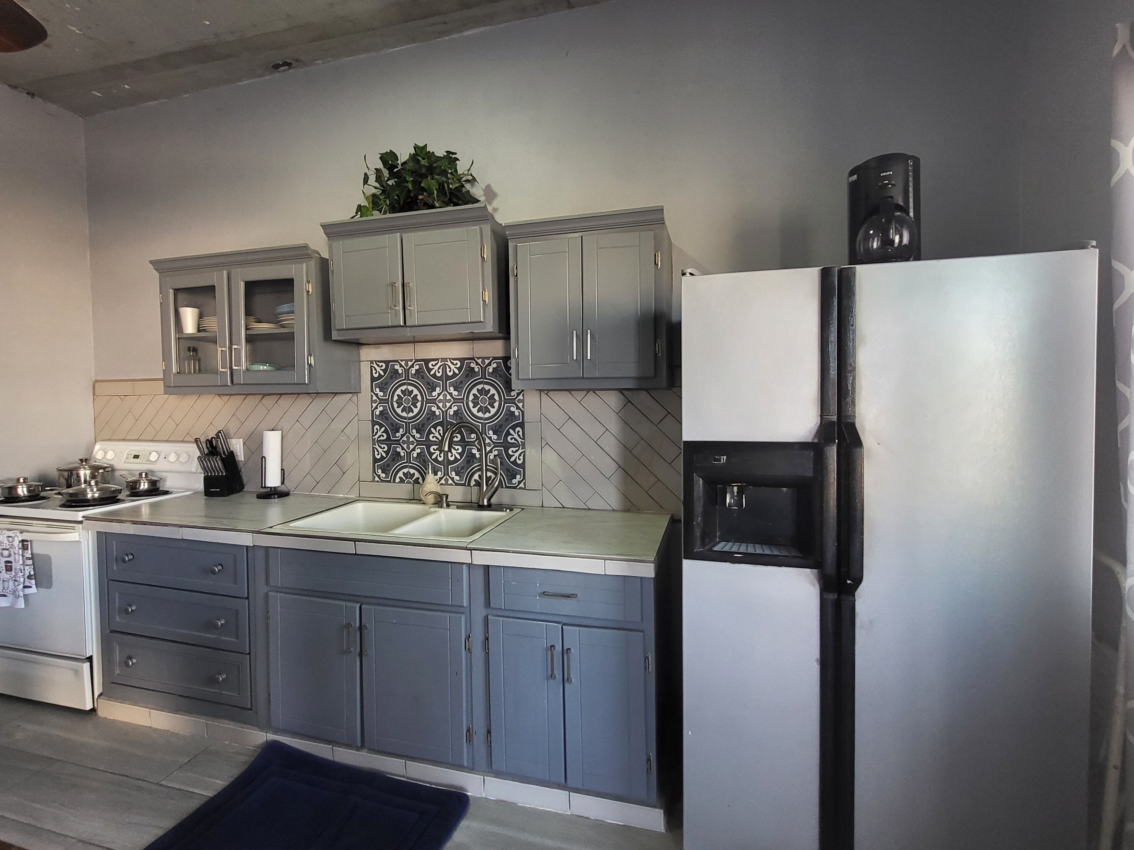 Coffee/tea maker, fridge, microwave, oven