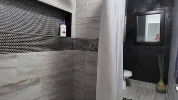 Dusche, Handtücher, Seife, Shampoo