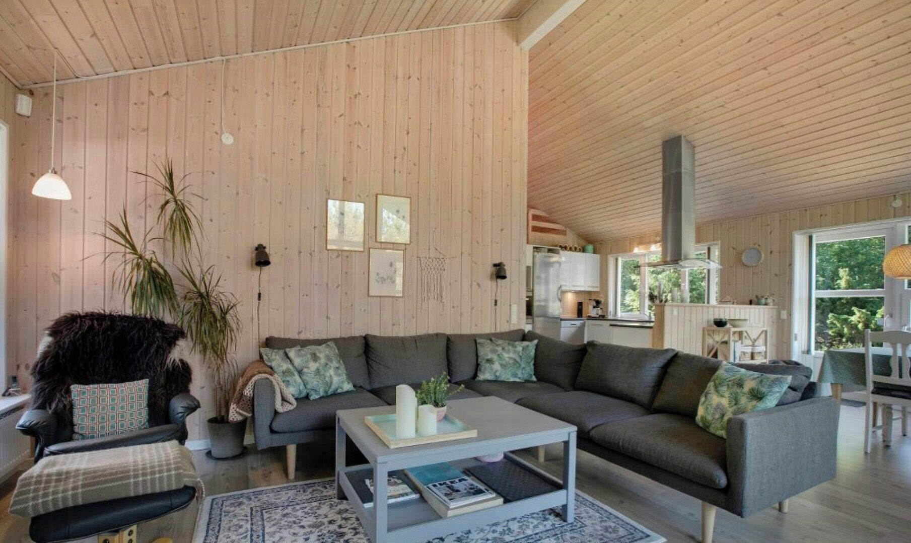 Un salon confortable avec un canapé, une table basse et un coin repas comprenant une table et des chaises.