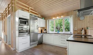 Een magnetron, een oven, een vaatwasser