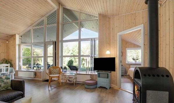 TV, fireplace - Holiday home near Mini-Mallorca in Øster Hurup (Hadsund)