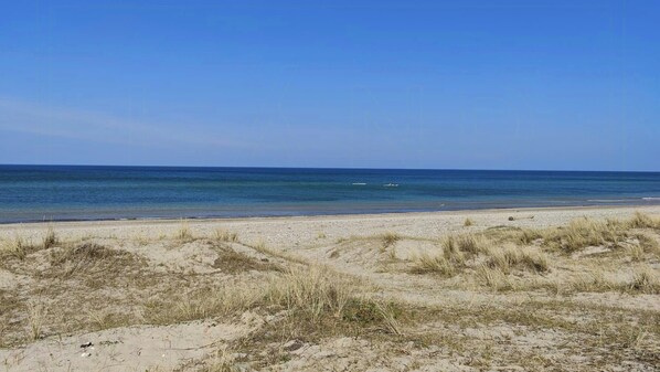 A beach with sand dunes and a clear blue sky. - Forest house with private grounds in Liseleje (Frederiksværk)