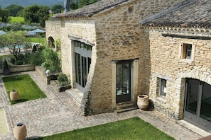 A stone building with a courtyard, large windows, and a pool. - 19th-century mas with pool and garden (Oppède)