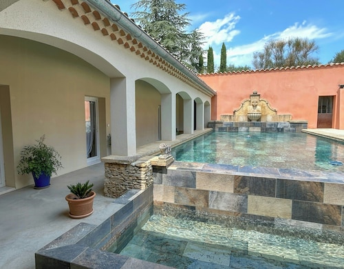 Provençal cottage among the vineyards