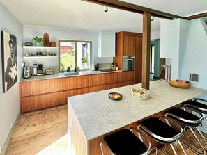 Oven, dishwasher, coffee/tea maker - Spacious villa near the sea in Rute (Lärbro)