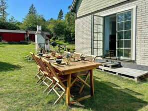 Outdoor dining - Spacious villa near the sea in Rute (Lärbro)