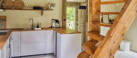 Microwave, oven, dishwasher, coffee/tea maker