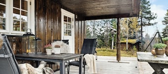 Cabane traditionnelle au bord d'un lac et d'une montagne à Orkdal