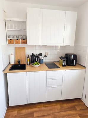 Kylskåp, diskmaskin, kaffe- och tebryggare och vattenkokare