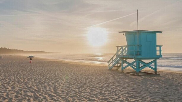 A lifeguard tower on a beach with a clear sky and the sun setting or rising. - American-style villa with pool in Montalivet (Vendays-Montalivet)