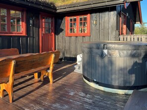 Outdoor spa tub - Cozy cabin near Beitostølen (Beitostølen)
