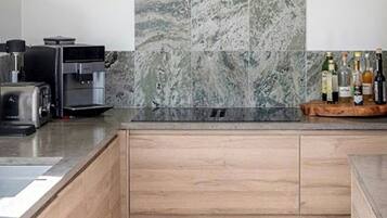 Microwave, oven, dishwasher, coffee/tea maker