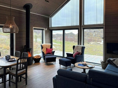 Architect-designed cabin by Sæstadvannet