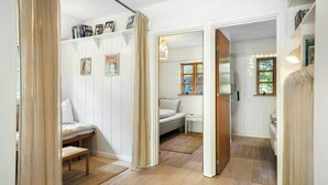 Une pièce avec un lit, un bureau et une fenêtre.