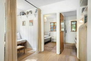 Ein Zimmer mit einem Bett, einem Schreibtisch und einem Fenster.