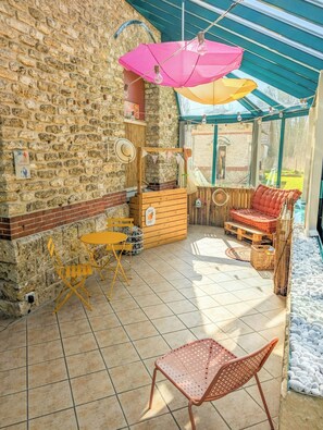 Outdoor dining - Former 1909 Family-Friendly Station in Normandy (Forges les Eaux)