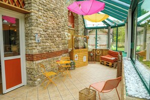 Outdoor dining - Former 1909 Family-Friendly Station in Normandy (Forges les Eaux)