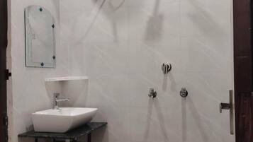 Deluxe Room | Bathroom | Shower, free toiletries, soap