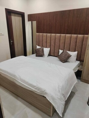 Deluxe Room | Rollaway beds, free WiFi, bed sheets - Hotel Royal Star (Amritsar)