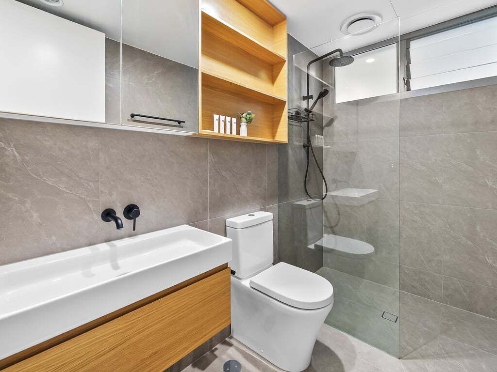 Une salle de bain moderne avec une baignoire, des toilettes et une douche à parois de verre.