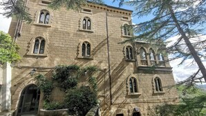 A historic stone building with arched windows and a central entrance. - Small castle with sea view in Campiglia Marittima (Campiglia Marittima)
