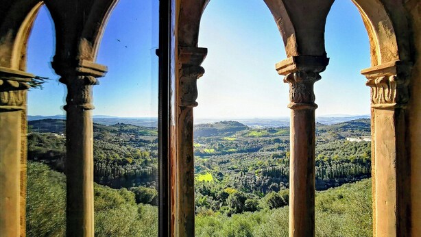 A view through a window with arches, overlooking a forested valley. - Small castle with sea view in Campiglia Marittima (Campiglia Marittima)