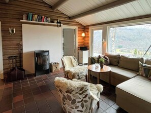 TV, fireplace - Timber cabin with ski-in access at Solheisen (Hemsdal)