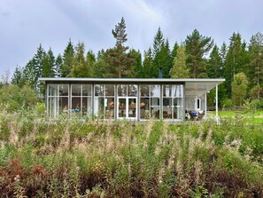Exterior - Modern peninsula cabin with panoramic view (Vislanda)
