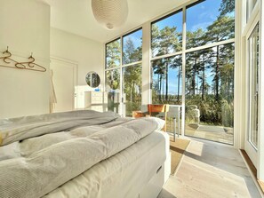 Desk, free WiFi - Modern peninsula cabin with panoramic view (Vislanda)