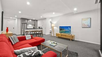 Apartemen Deluks, balkon, pemandangan kota | Area keluarga | Smart TV