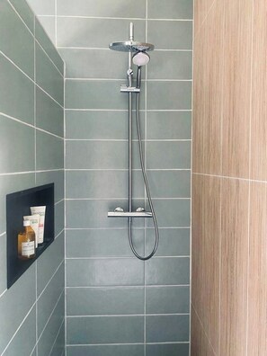 Shower - Family home on a château estate in Limousin (Saint-Priest-Ligoure)