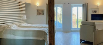 Loftlejlighed i en historisk murstensbygning ved floden Trave