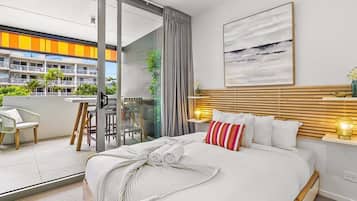 Tabla de planchar con plancha, wifi gratis y ropa de cama
