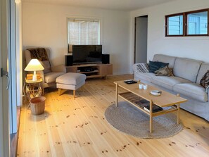 TV, fireplace - Stay very close to nature and the sea (Jægerspris)